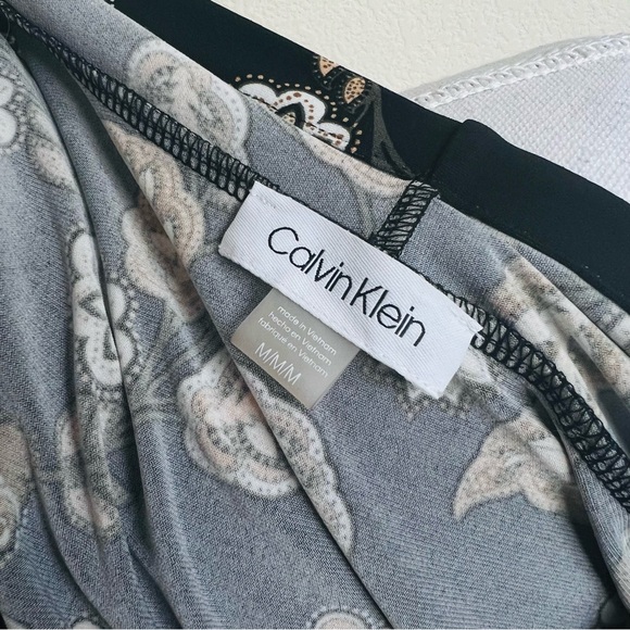 Calvin Klein Black & Born Floral Sleeveless V-Neck Tank Top Blouse - Picture 4 of 4